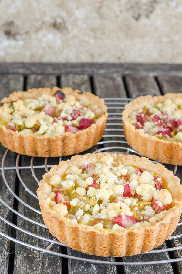 Rezeptbild: Rhabarber Vanillepudding Tartelettes mit Streuseln 