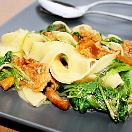 Rezeptbild: Pappardelle mit Pfifferlingen in Rahm-Basilikum und gebratenem Rucola