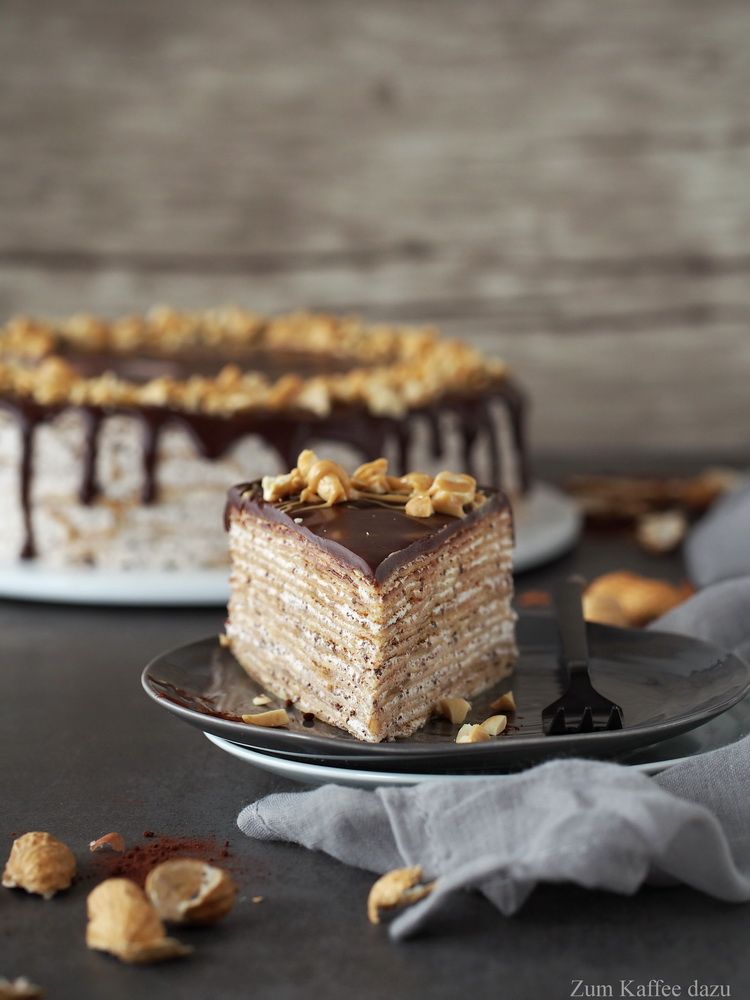 Rezeptbild: Crêpe-Torte mit Zartbitterschokolade und Erdnüssen