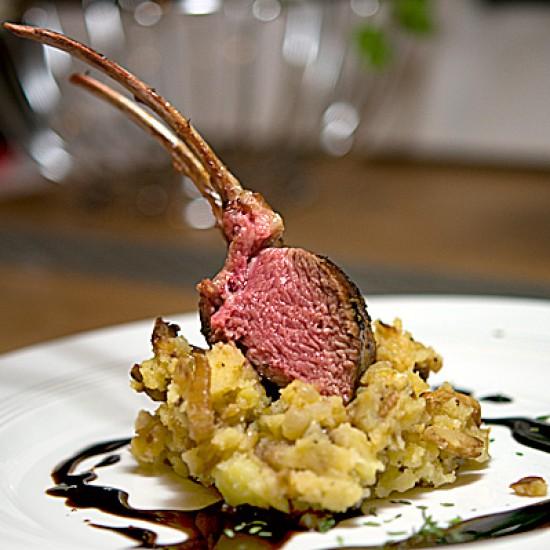 Rezeptbild: Lammcarrée mit Fenchel-Stampfkartoffeln und Lakritzsauce