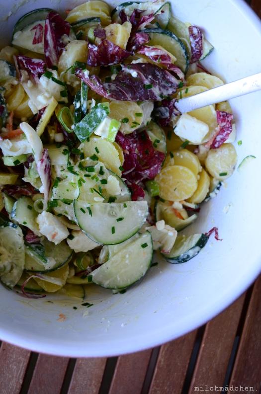 Rezeptbild: Kartoffel-Gurken-Radicchio-Salat mit Feta und cremigen Joghurtdressing
