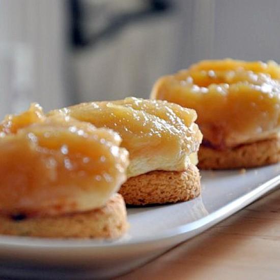 Rezeptbild: Tatin sur Palet breton (kleiner Apfelkuchen auf bretonische Kekse)