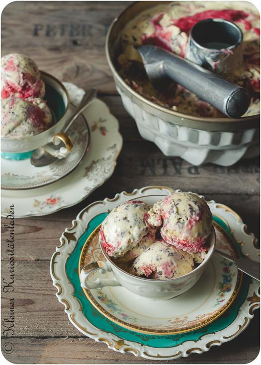 Rezeptbild: Stracciatellaeis mit Erdbeer-Rhabarber-Swirl 