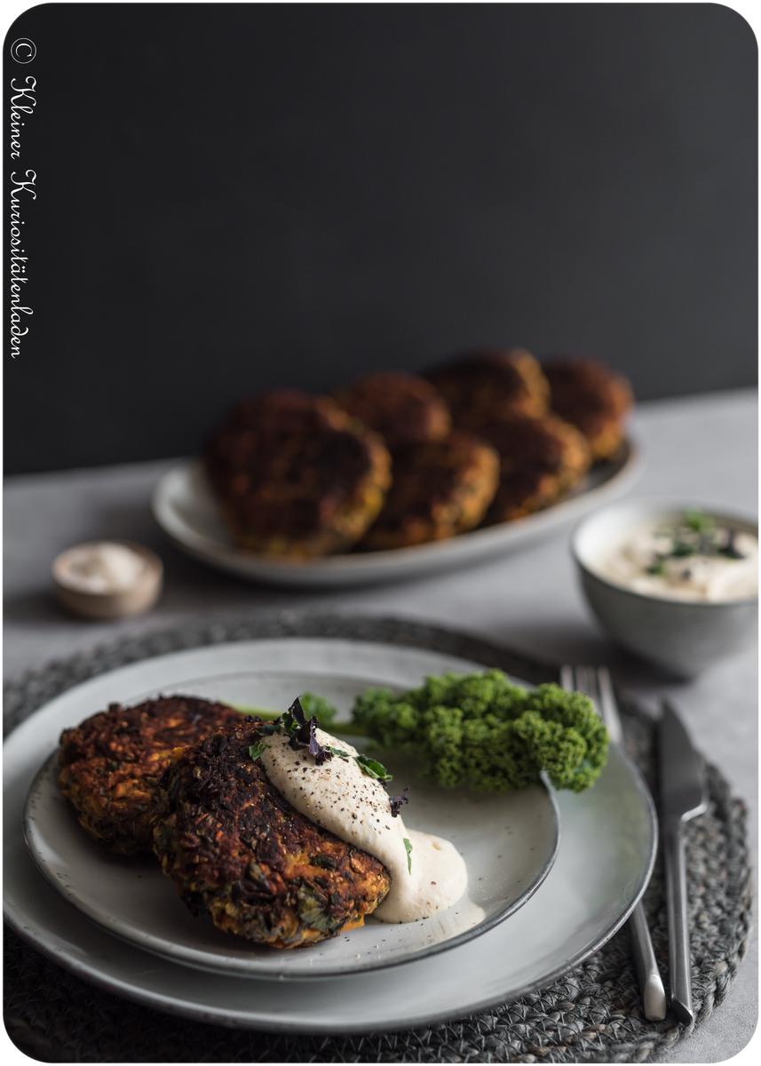 Rezeptbild: Süßkartoffel-Grünkohl-Bratlinge mit Joghurtdip