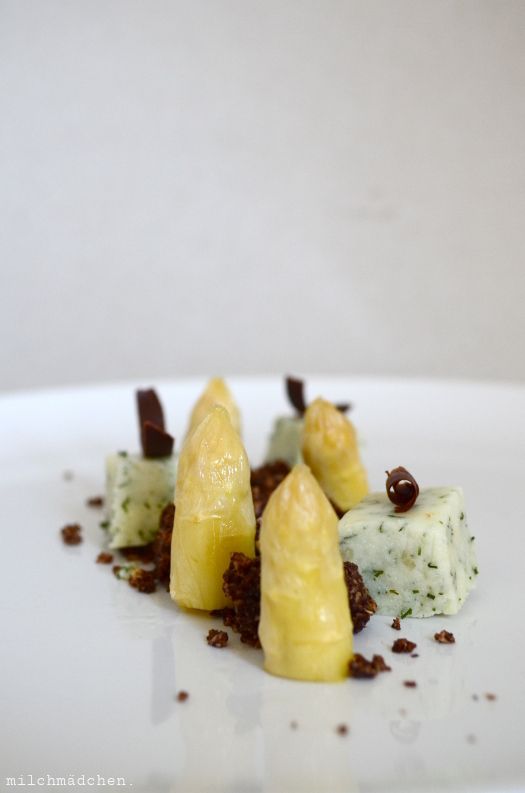 Rezeptbild: Holunderblütenspargel zu Buchweizenerde und Milchcreme mit Dill