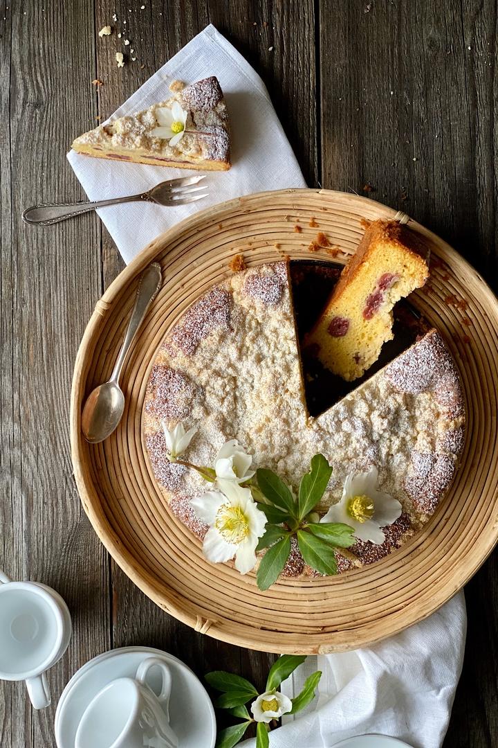 Rezeptbild: Sahne Rührkuchen mit Kirschen & Streusel