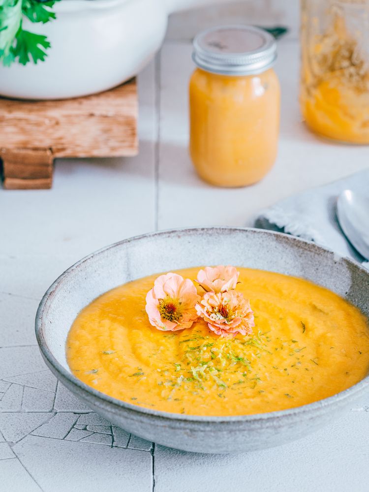 Rezeptbild: KAROTTENSUPPE MIT INGWER & KOKOSMILCH