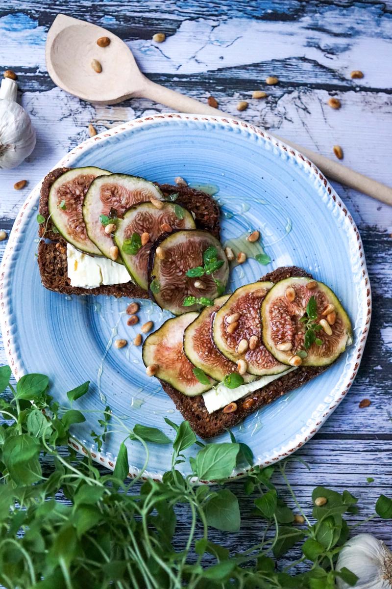 Rezeptbild: FEIGEN HONIG CROSTINI MIT SCHAFSKÄSE UND GERÖSTETEN PINIENKERNEN