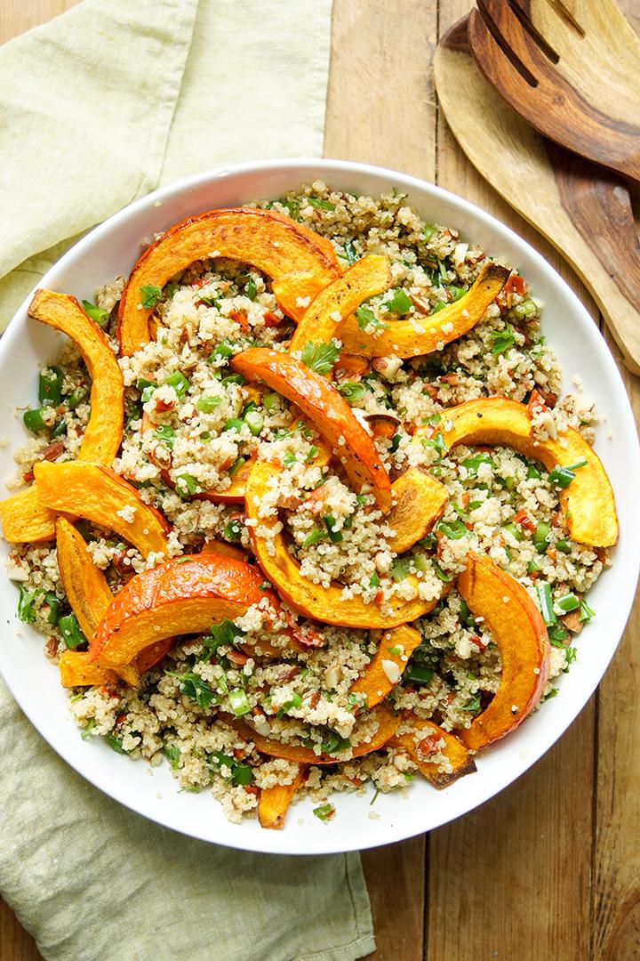 Rezeptbild: Gerösteter Hokkaido-Kürbis auf Quinoa-Salat mit Mandeln