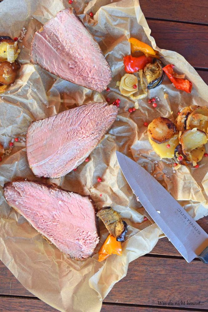 Rezeptbild: Sous-Vide gegartes Rindfleisch mit Ofengemüse und Bratkartoffeln