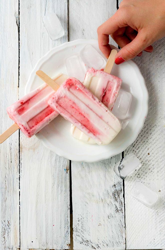Rezeptbild: Joghurteis am Stiel mit Erdbeerpüree
