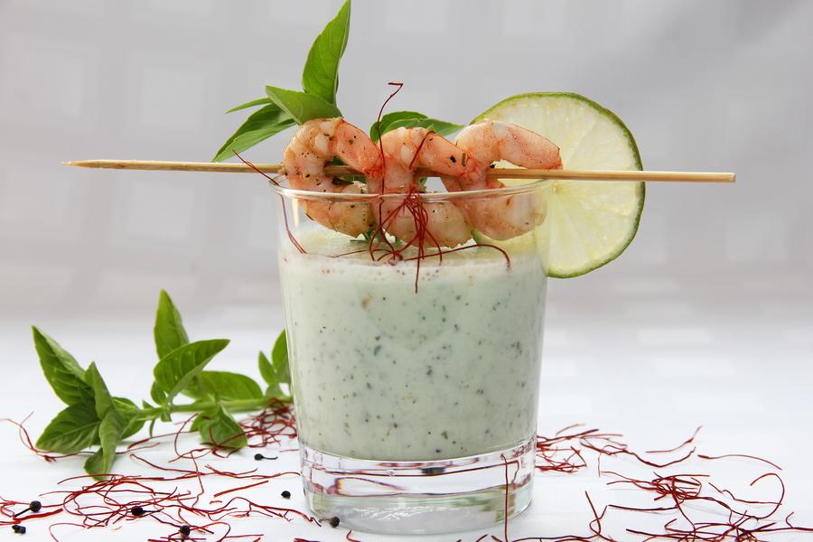 Rezeptbild: Kalte Gurken-Buttermilch-Suppe mit marinierten Garnelen