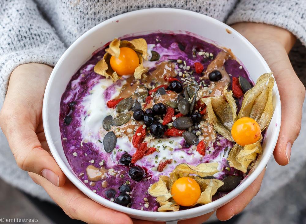 Rezeptbild: Blaubeer-Porridge mit Hanfsamen und Physalis 