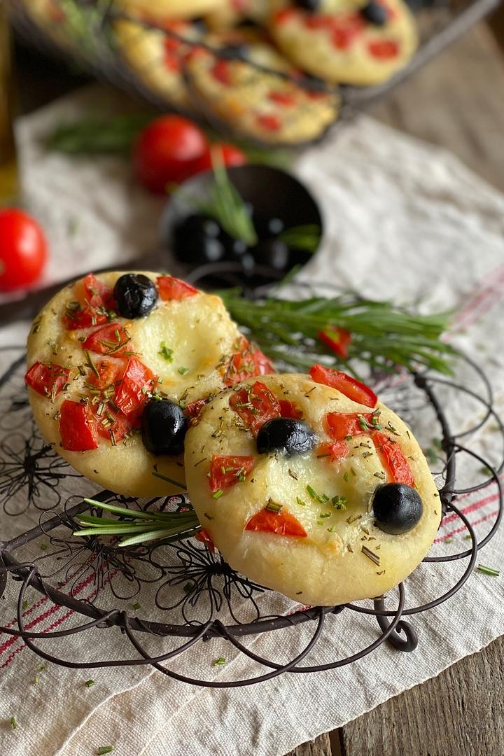 Rezeptbild: 20 Mini Focaccia mit Tomaten, Mozzarella und Oliven