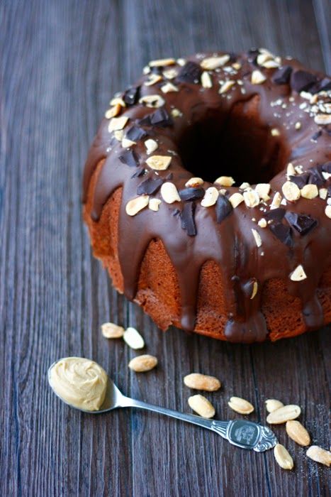 Rezeptbild: Erdnussbutter-Schoko-Gugelhupf