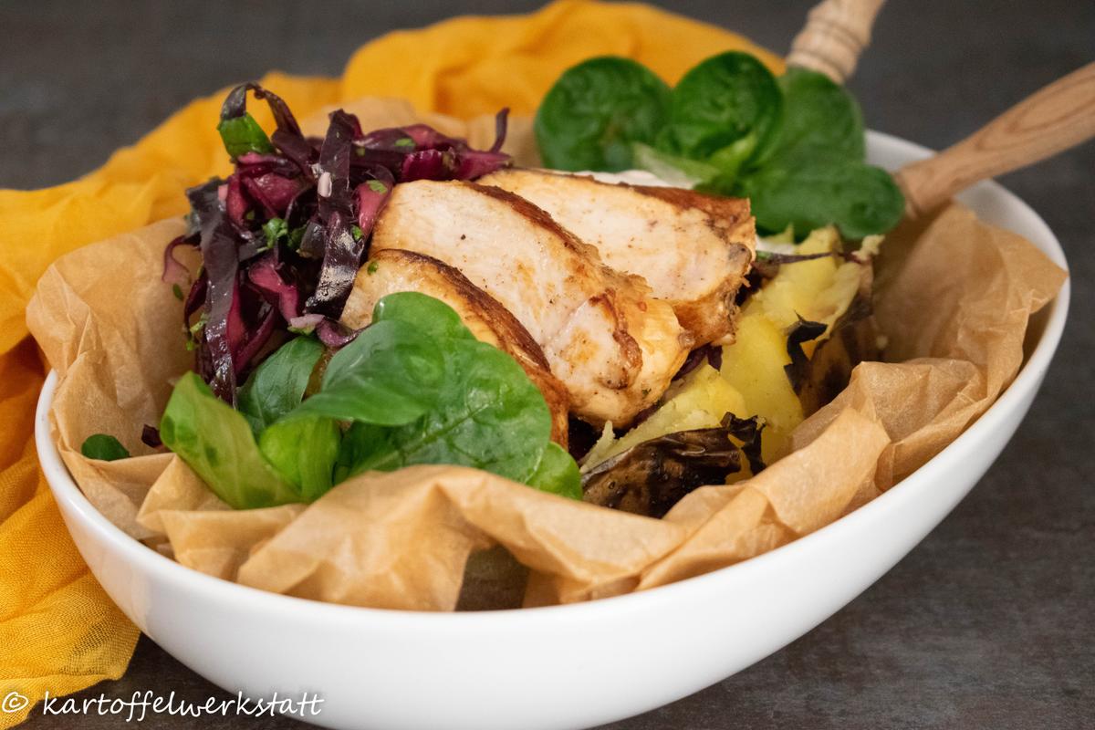 Rezeptbild: OFENKARTOFFEL MIT HÄHNCHEN & ROTKRAUTSALAT