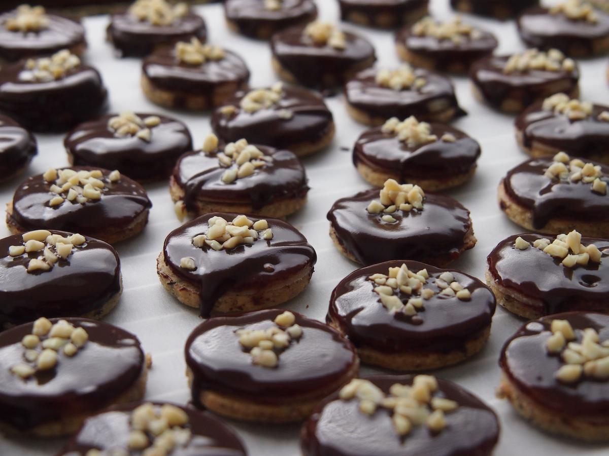 Rezeptbild: Mozarttaler oder Kekse mit Marzipan und Schokolade