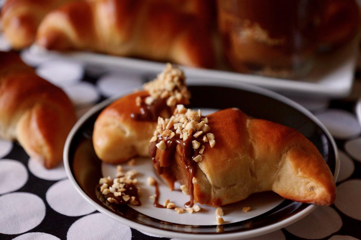 Rezeptbild: Buttermilch-Hörnchen mit Dulce-de-leche-Schoko-Creme