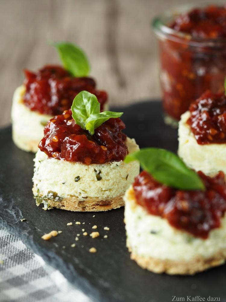 Rezeptbild: Herzhafte Mini-Cheesecakes mit Tomaten-Marmelade