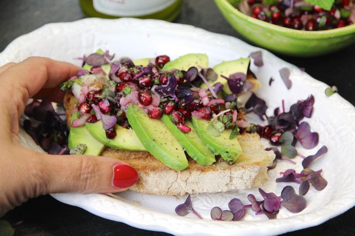 Rezeptbild: Avocadobrot mit Granatapfelsalsa 