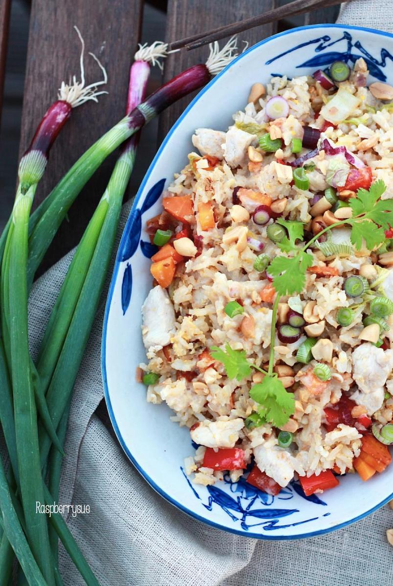 Rezeptbild: Gebratener Reissalat mit Erdnuss-Dressing