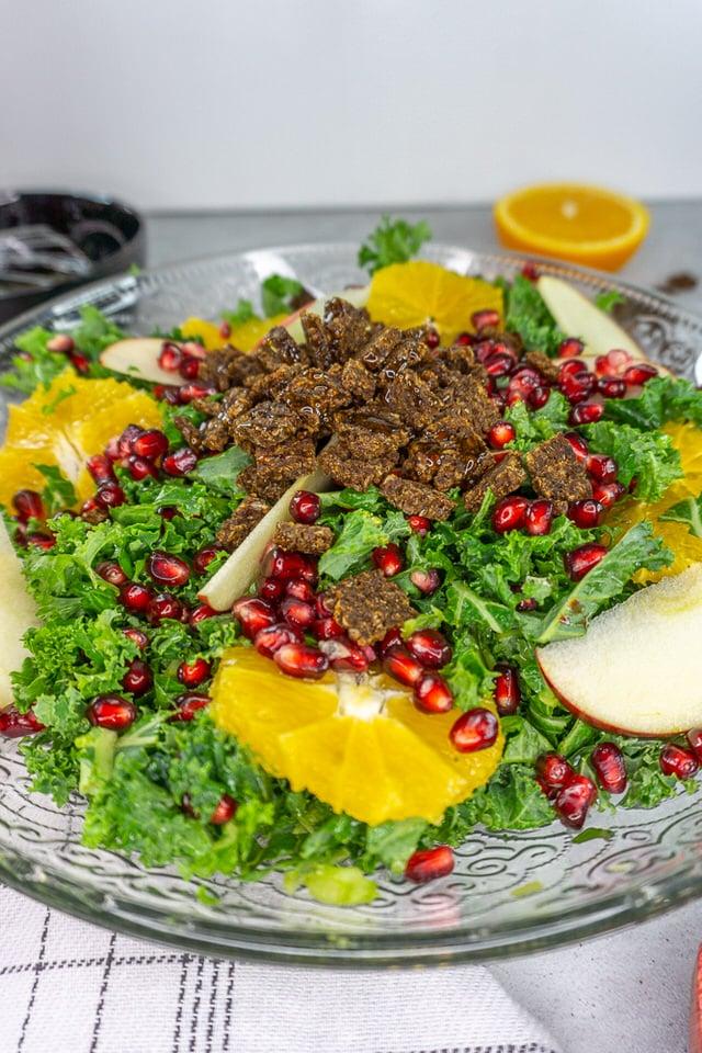 Rezeptbild: Grünkohl Salat mit Granatapfel und knusprigen Croutons