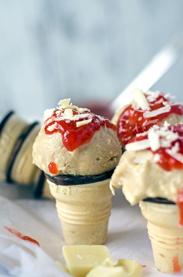 Rezeptbild: Rhabarber-Quark-Eis mit weißer Schokolade