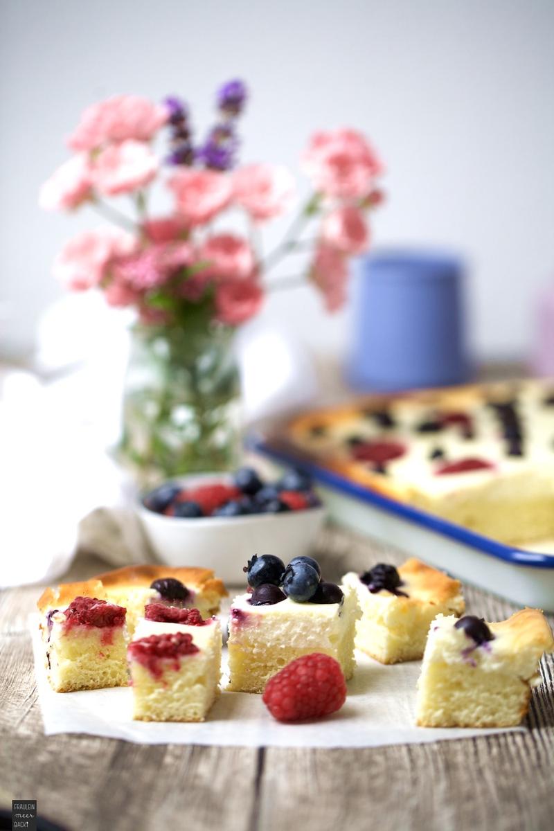 Rezeptbild: Beeren-Quark-Blechkuchen