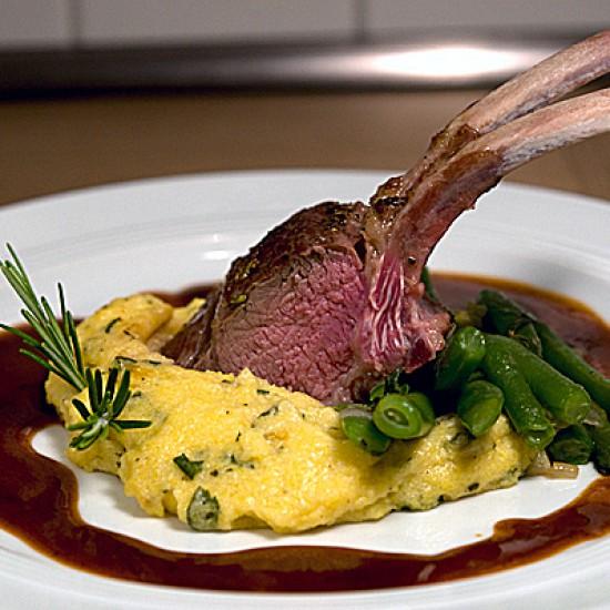 Rezeptbild: Lammcarrée mit Bohnen und geminzter Polenta