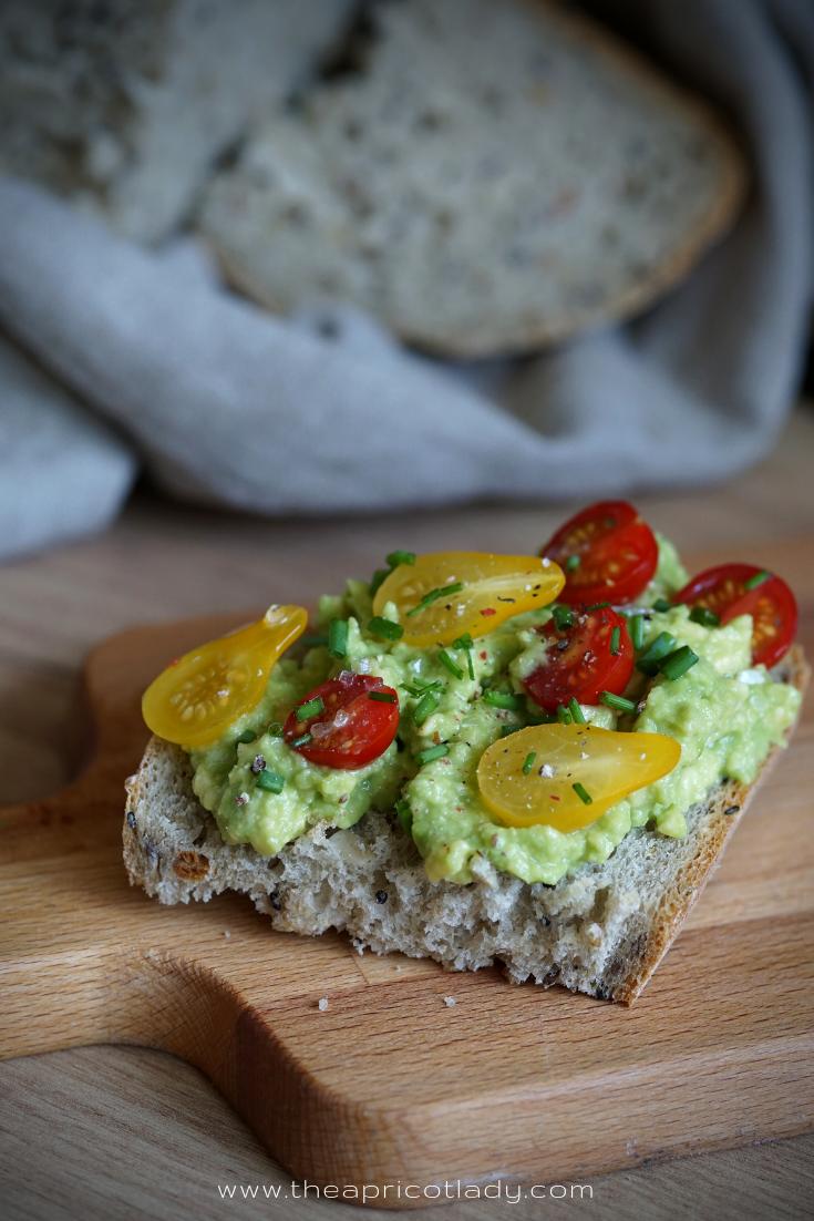 Rezeptbild: Brot mit Avocado und Tomate