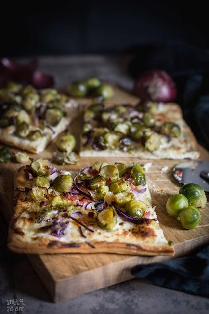 Rezeptbild: Rosenkohlpizza mit Parmesan und Schinken