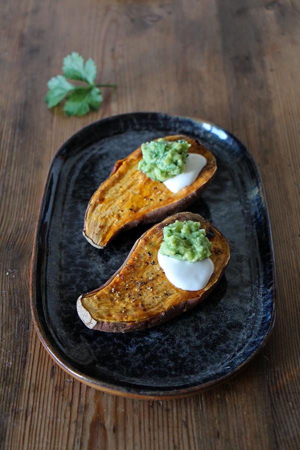 Rezeptbild: Vegane Ofen-Süsskartoffeln mit Dip