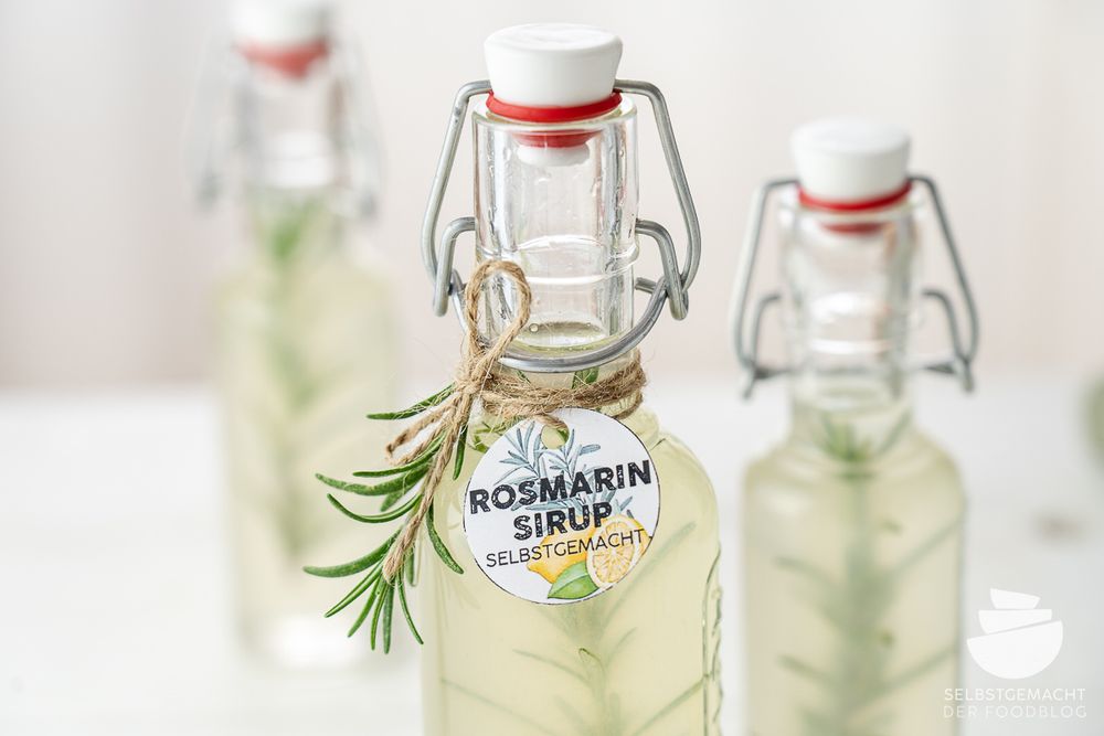Rezeptbild: Rosmarinsirup mit Etiketten