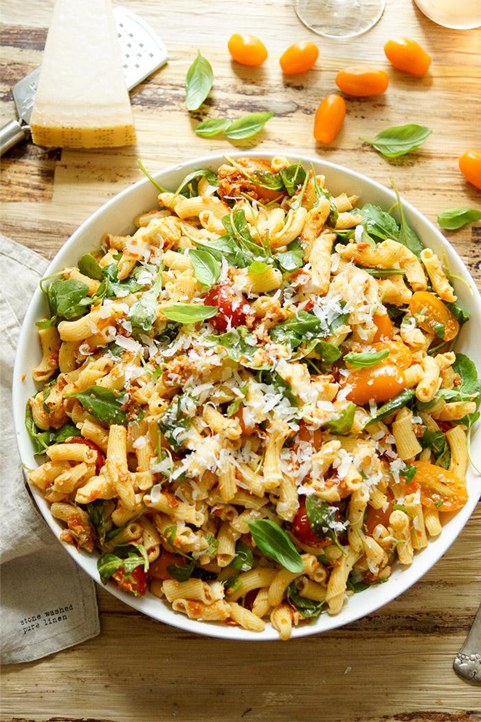 Rezeptbild: Nudel-Pesto-Salat mit getrockneten Tomaten