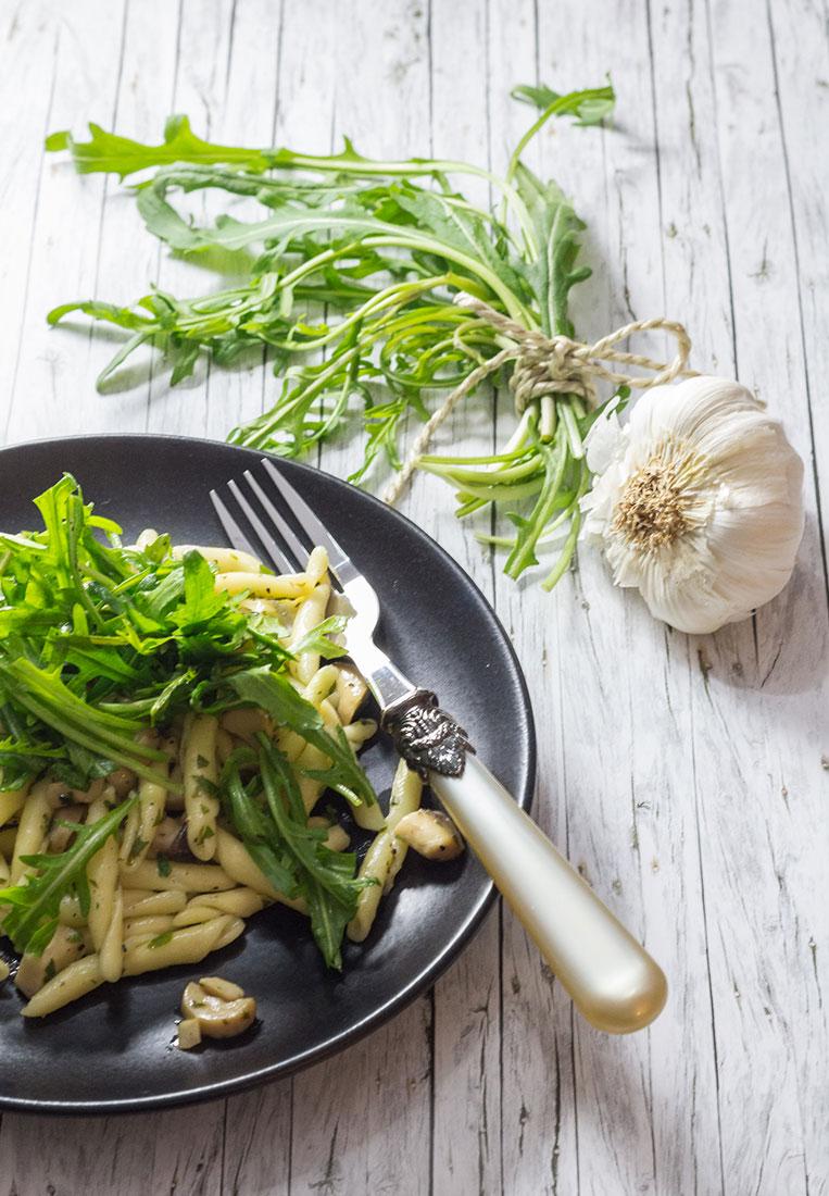 Rezeptbild: Strozzapreti mit Rucola und Kräuterseitlingen