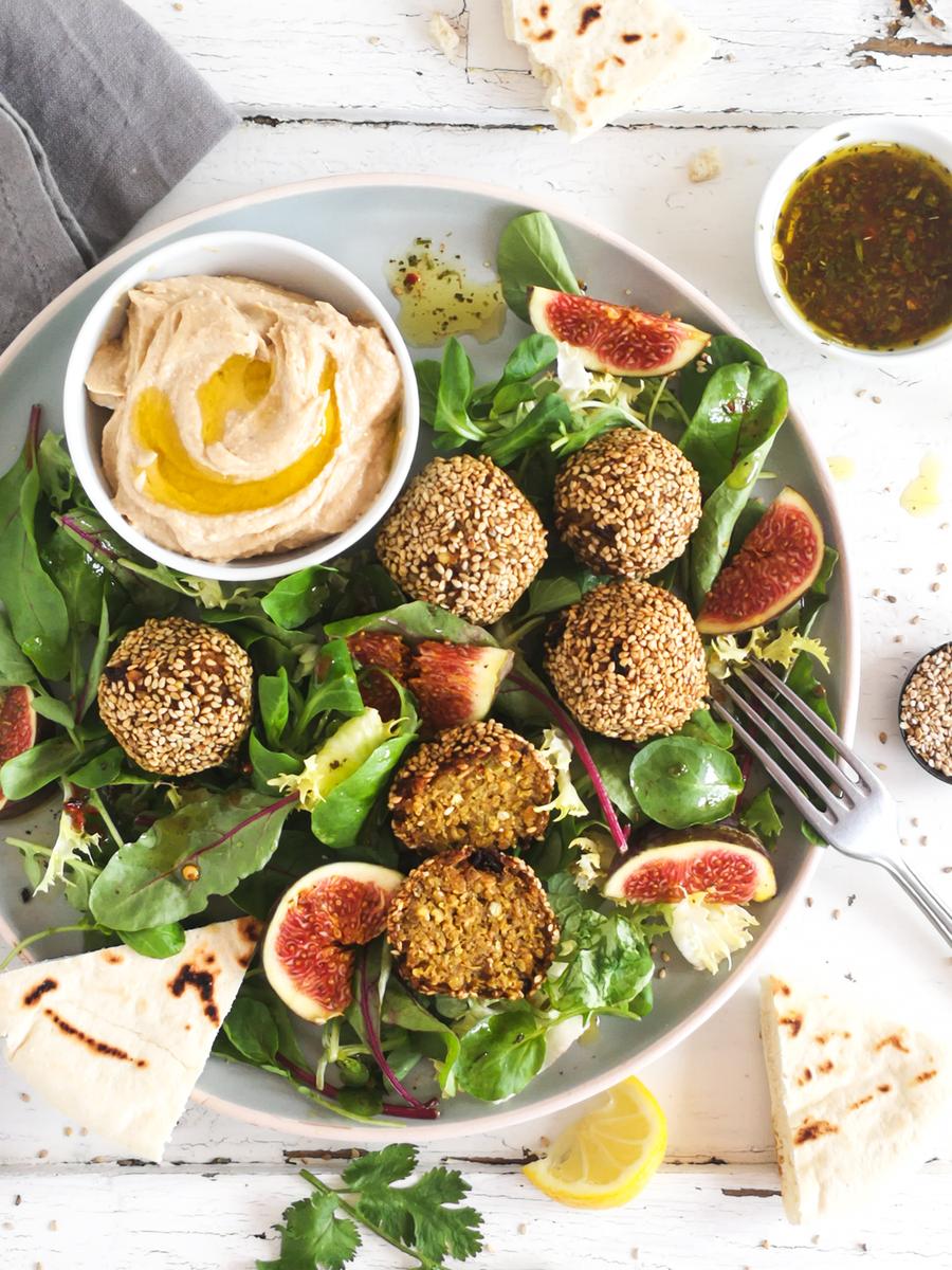 Rezeptbild: Vollkorn Falafel, Salat mit frischen Feigen, Hummus, Pita