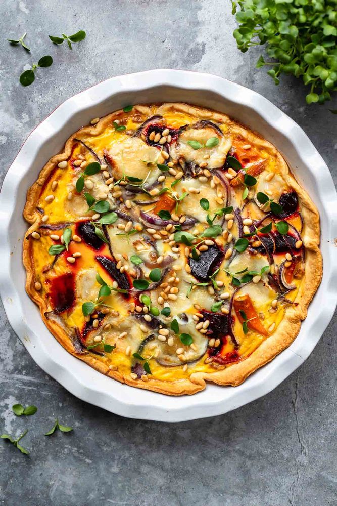 Rezeptbild: Bunte Rote-Bete-Quiche mit Karotten und Ziegenkäse
