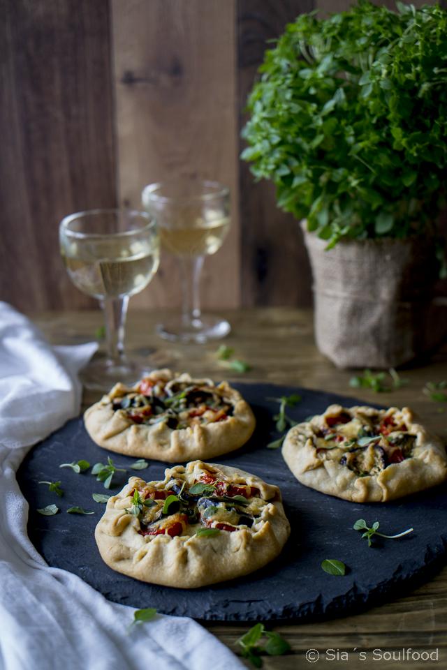 Rezeptbild: Galettes mit Auberginen, Tomaten und Käse