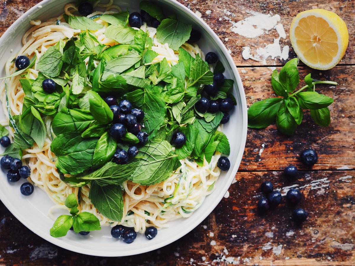 Rezeptbild: Spaghetti mit Zucchini, Ziegenfrischkäse und Blaubeeren