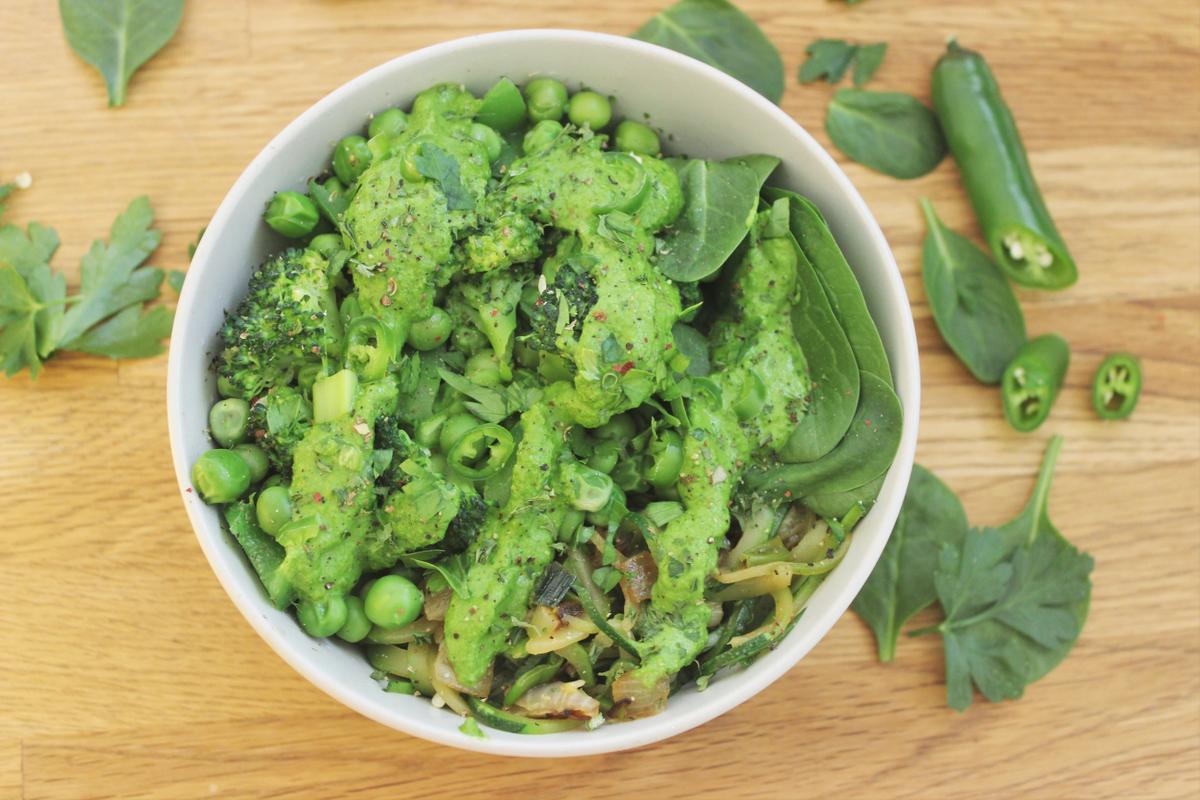 Rezeptbild: Vegane Frühlings-Bowl mit Zucchininudeln