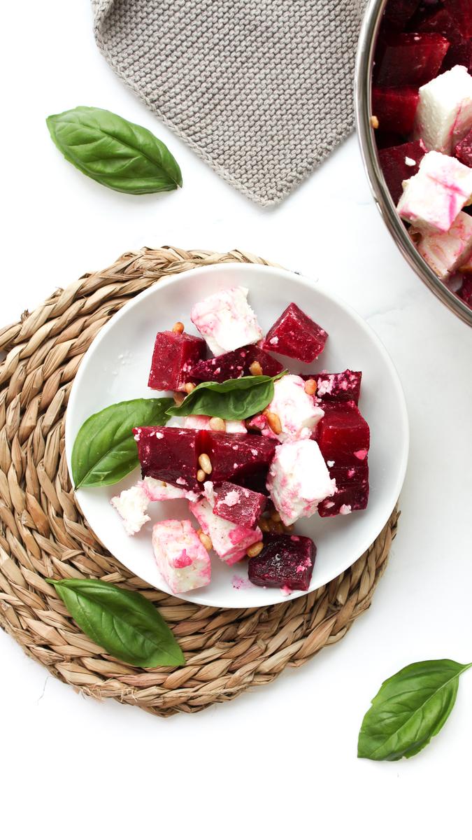 Rezeptbild: Rote Bete Feta Salat mit Pinienkernen – gesund