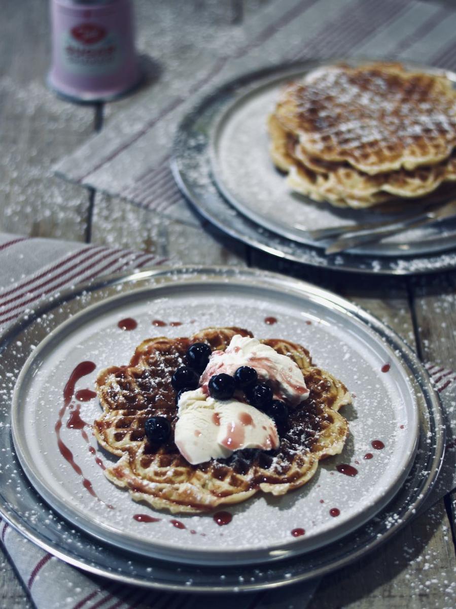 Rezeptbild: HERZWAFFELN MIT AMARENAKIRSCHEN