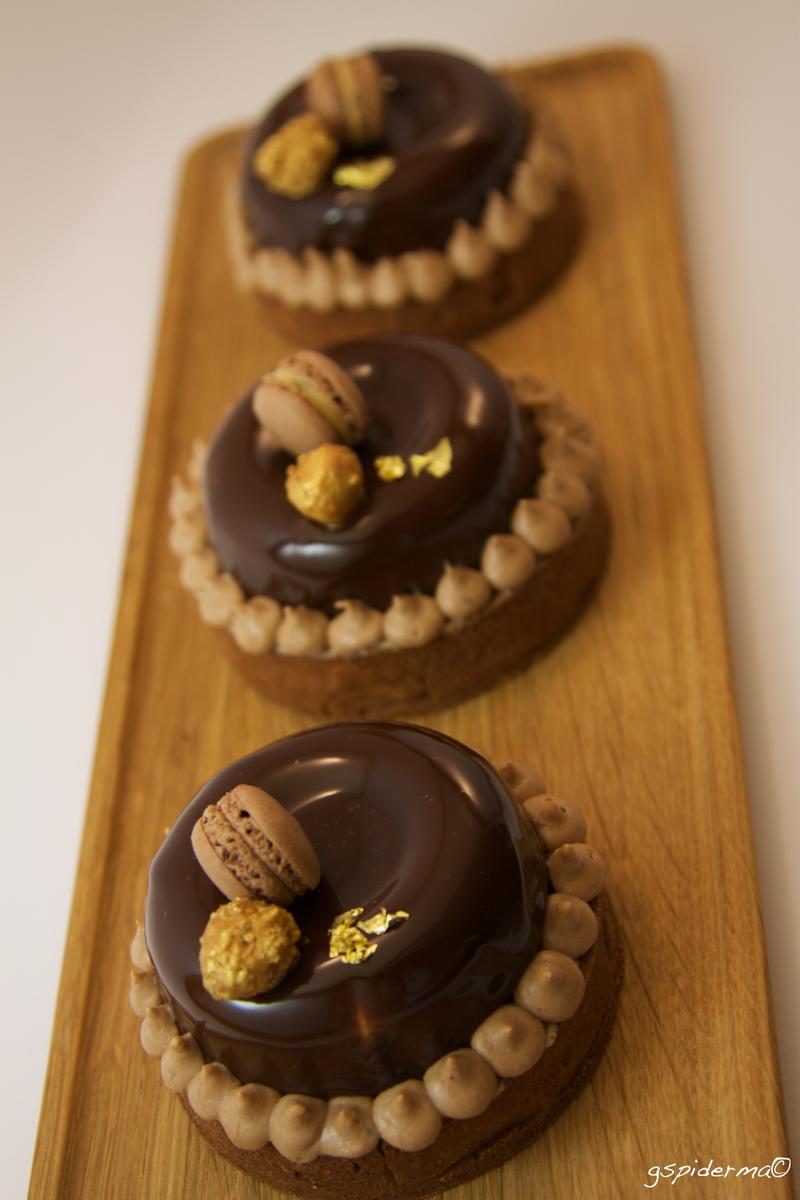 Rezeptbild: Chocolate tartelettes with a pear caramel filling, vanilla creme diplomate and pear mousse [In Englisch]