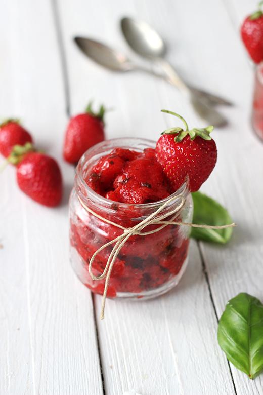 Rezeptbild: Erdbeersorbet mit Basilikum
