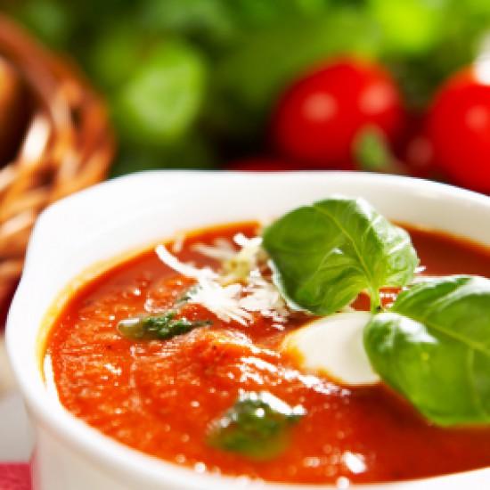 Rezeptbild: Tomatensuppe mit Gin, Büffel Mozarella und gerösteten Pinienkernen