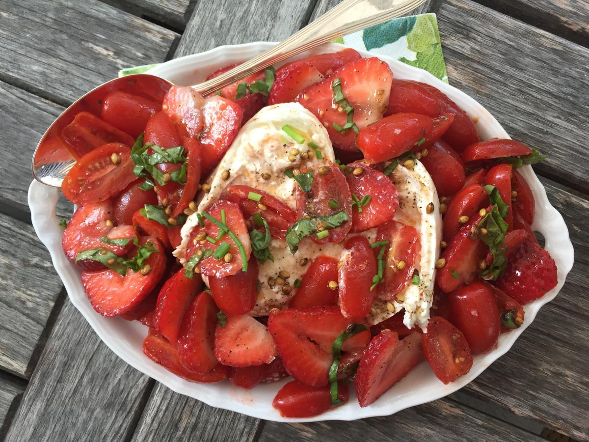Rezeptbild: Tomaten-Erdbeersalat mit Burrata