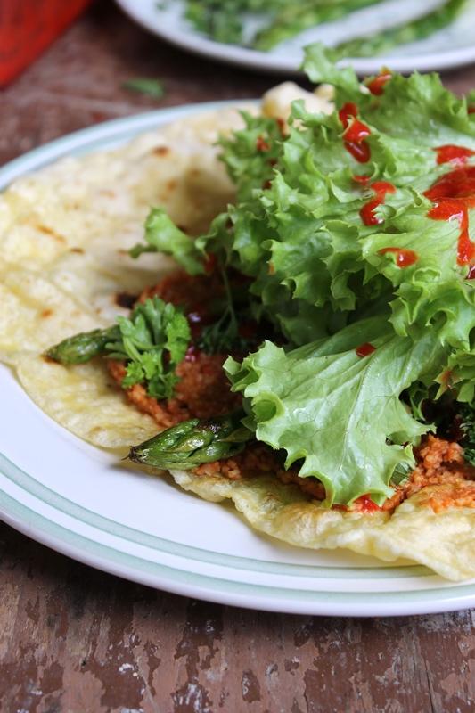 Rezeptbild: Vegane Çiğ Köfte im Wrap mit Grünspargel und Erdbeersauce