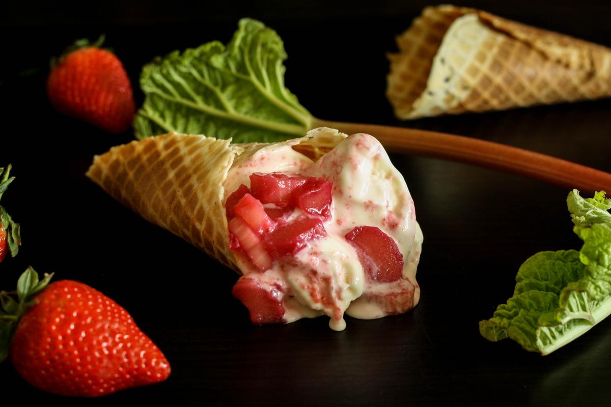 Rezeptbild: Joghurteis mit Erdbeeren und Rhabarber in selbst gemachten Eiswaffeln
