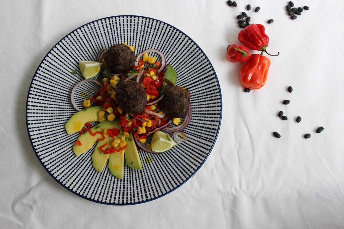 Rezeptbild: Schwarze Bohnenbällchen und Salat mit Paprika, Mais und Avocado