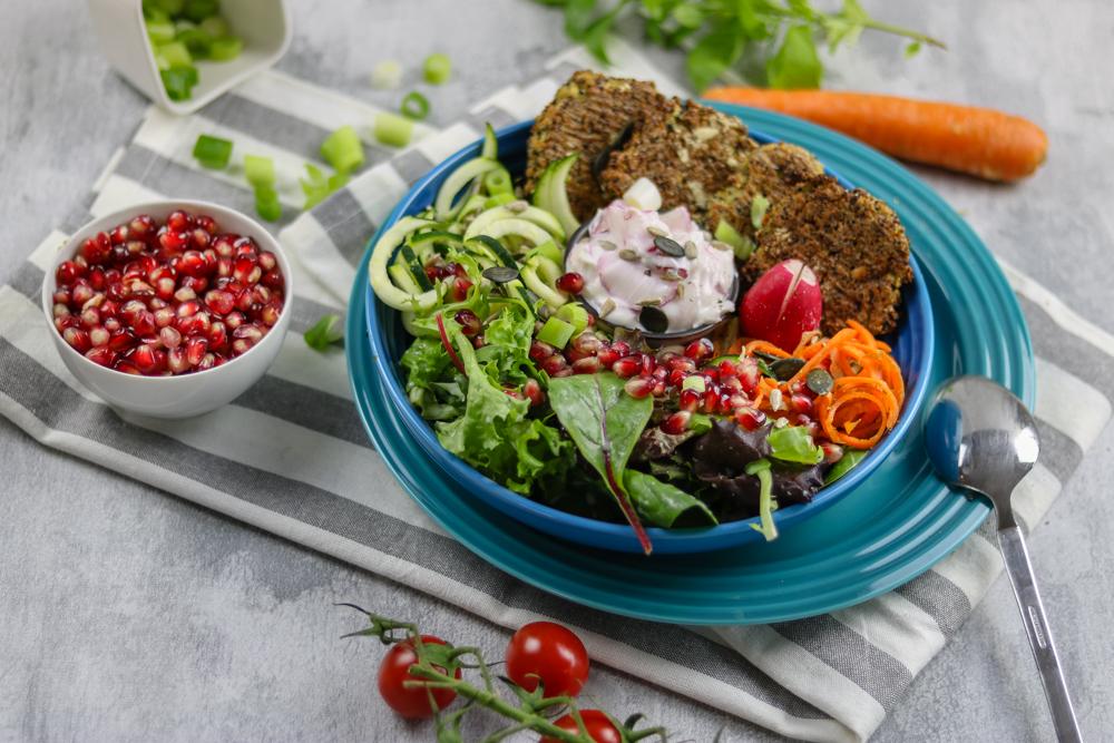 Rezeptbild: Buddha Bowl mit Quinoa Bratlingen und Limetten-Ingwer Dressing